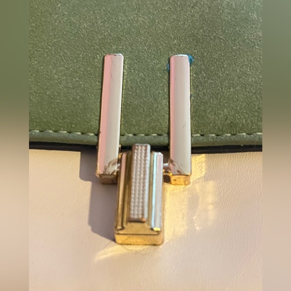 HP🌸Beautiful roomy like new crossbody unisex strap adjustable green and tan - Picture 13 of 15